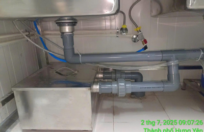 Combo Không Thể Thiếu Trong Khu Bếp Công Nghiệp: Bồn Rửa Inox và Bể Tách Mỡ